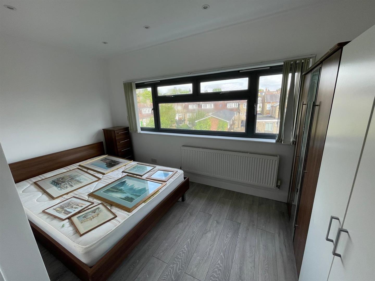 2 bed property in Regents Park Road, London